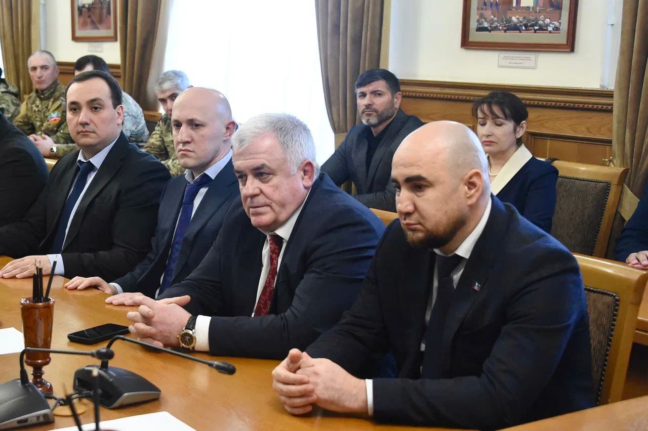 Председатель Народного Собрания РД Заур Аскендеров вручил награды более чем 20 бойцам батальона «Каспий».